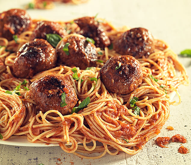 Spaghetti aux boulettes de viande et sa sauce tomatée - SUMMUM Magazine